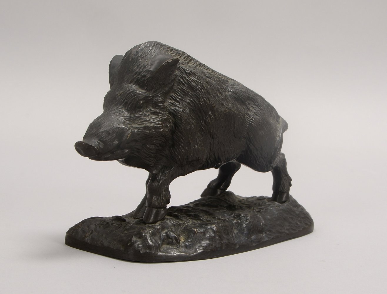 Korniluk, M.K. (poln. Bildhauer des 20. Jh.), Bronzefigur, 'Keiler, sign.; Höhe 12 cm