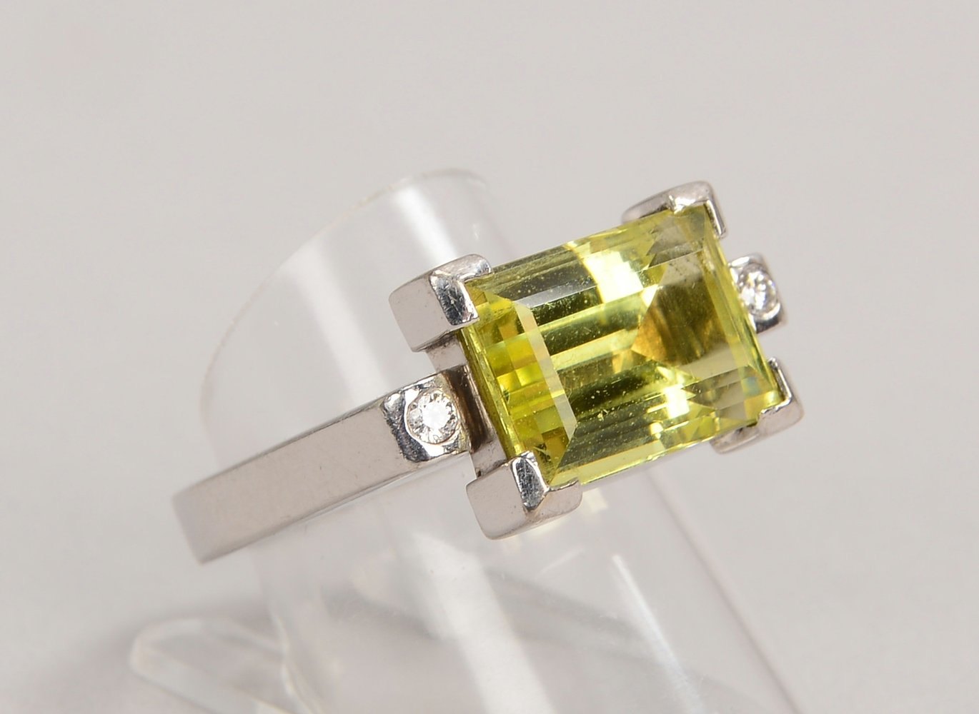 Ring, 750 WG (gest.), mit Lemon-Citrin von ca. 7,0 ct und 2x kl. Diam.; Gew. 15,70 g