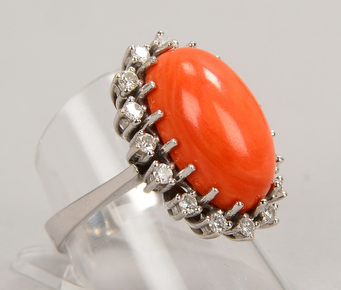 Ring, 585 WG (gest.), Korallencabochon mit Brillantentourage, 'Tw/Vvsi'; RG 58/59