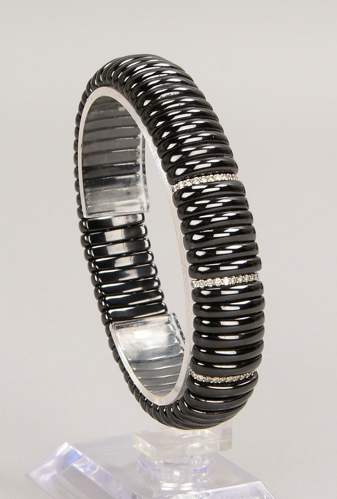Armband, 750 WG/schw. Keramik, mit Brill./zus. ca. 0,47 ct, 'W-Si', elastisch - mit Pass