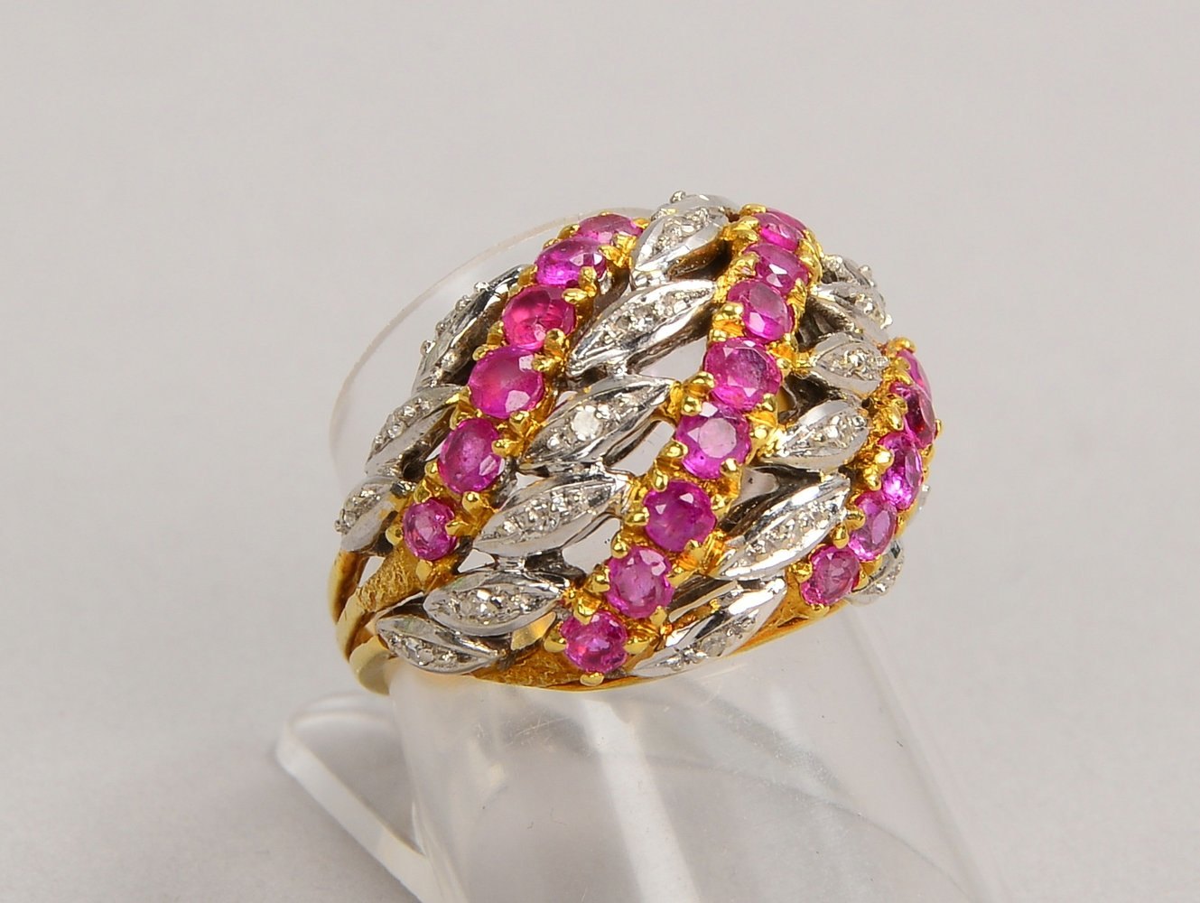 Ring, 750 GG (gest.), durchbr. Ringkopf mit Rubinen/Diam.; RG 55, Gew. 9,80 g