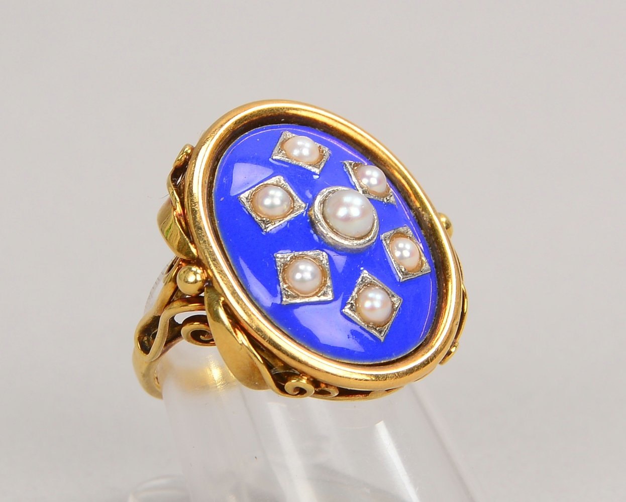Ring, 585 GG (gest.), RK blau emailliert, mit 7x Saatperlen; RG 50, Gew. 9,70 g