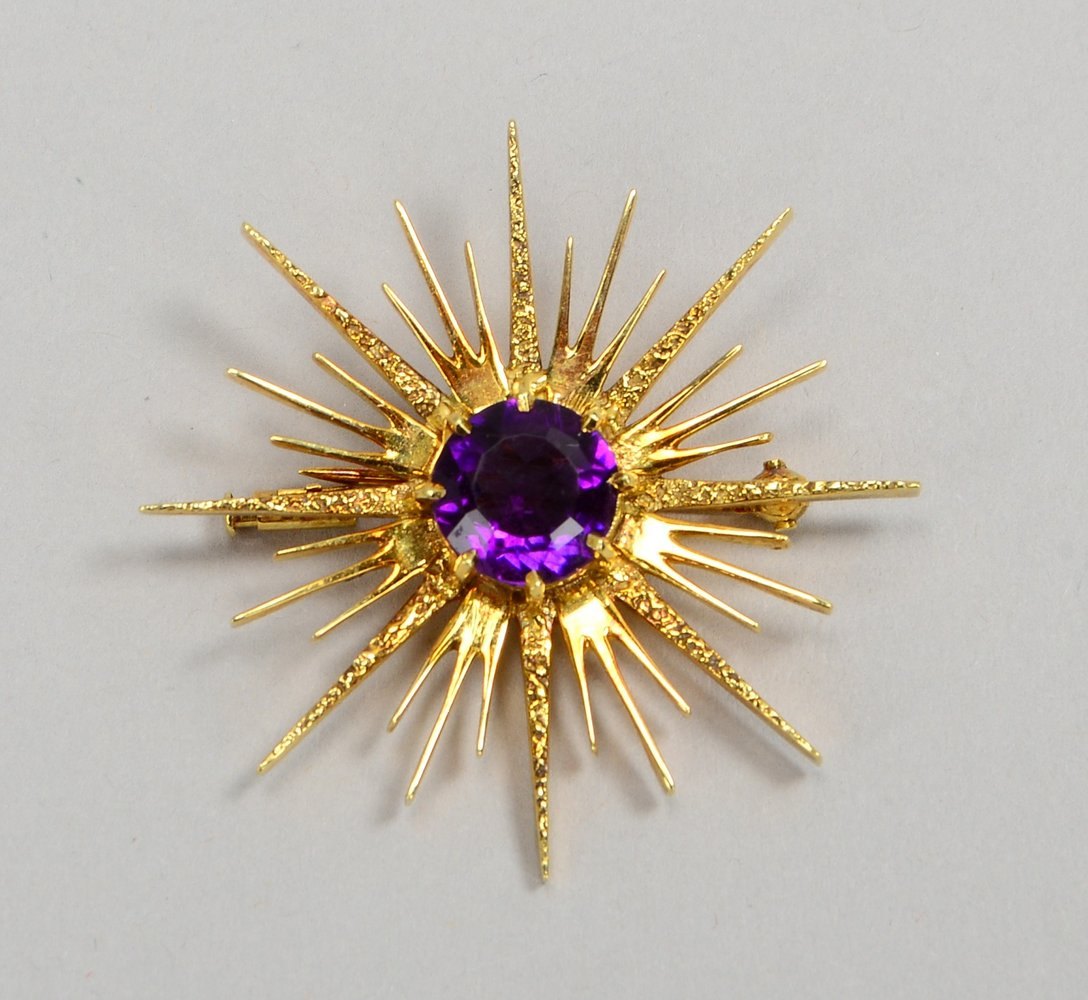 Brosche, 585 GG (gest.), 'Sonne', mit fac. Amethyst im Rundschliff; Ø 4 cm, Gew. 8,10 g