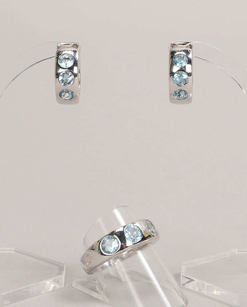 Ring und Paar Creolen, 585 WG (gest.), mit je 3-f. Blautopas-Besatz; Gew. 12,80 g