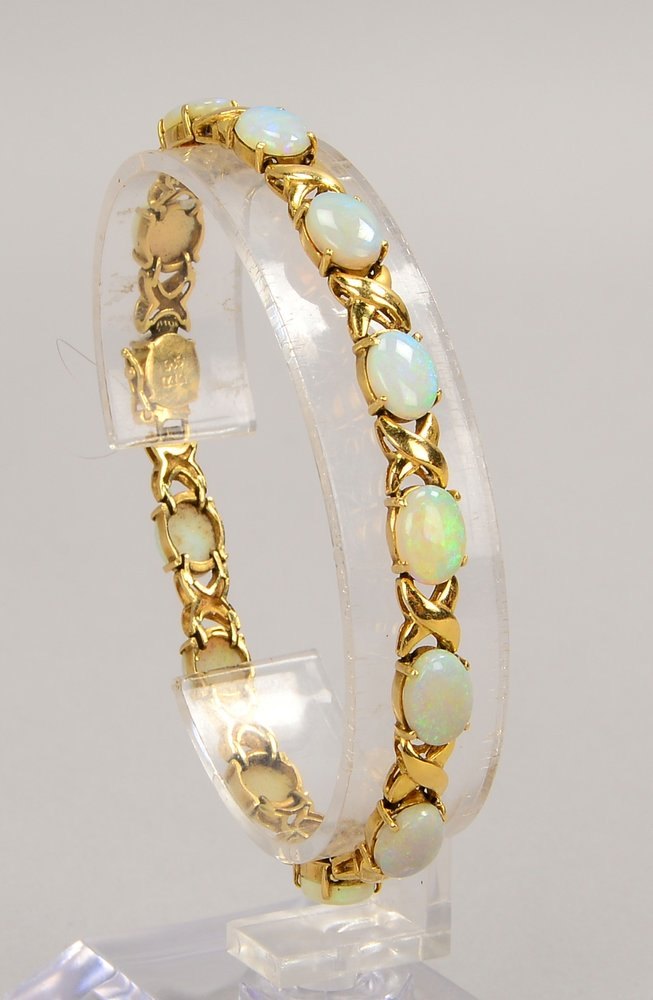 Armband, 585 GG (gest.), mit 13x Opalcab./zus. ca. 8,00 ct, Steckschl.; Gew. 10,70 g