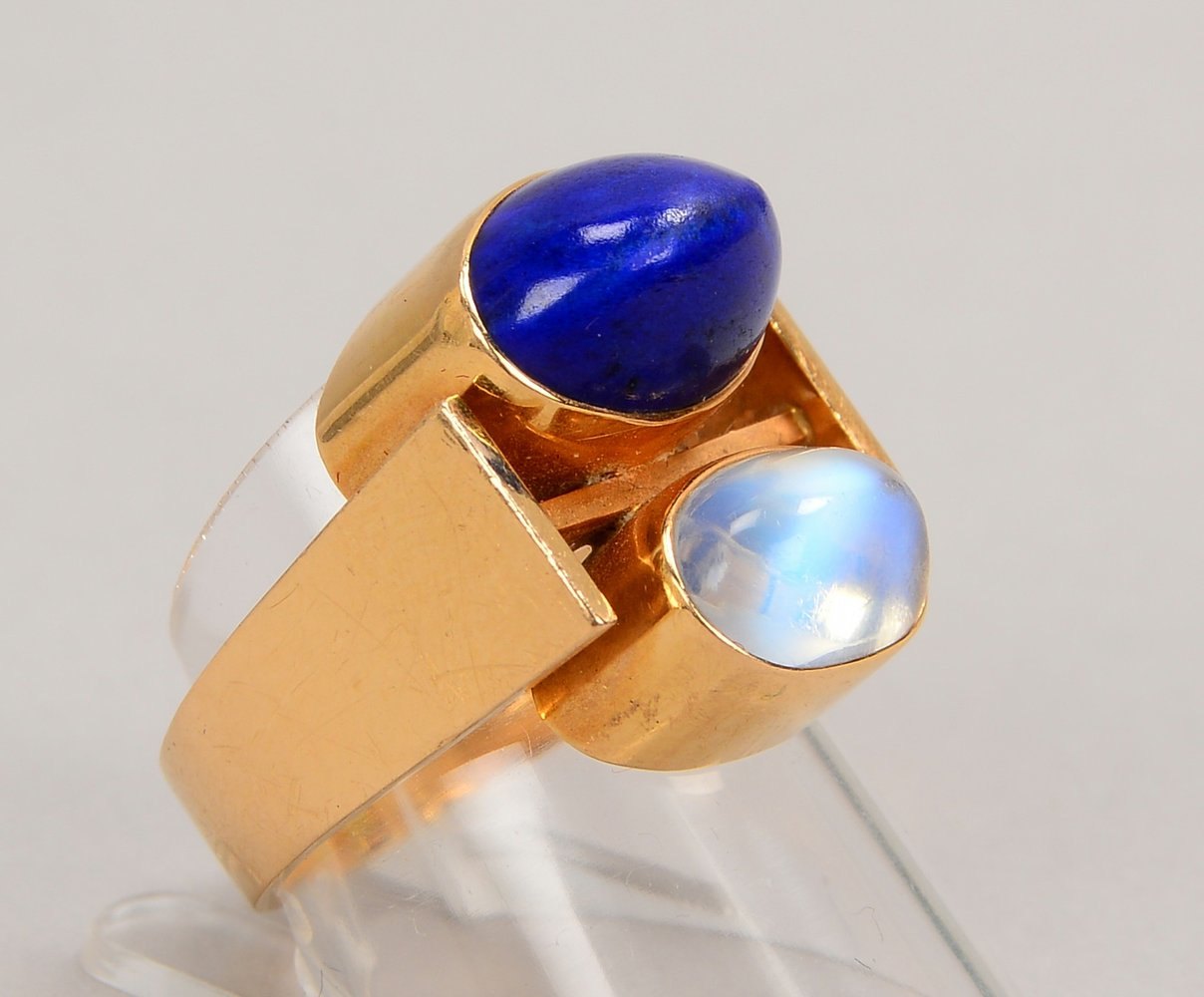 Ring, 585 RG (gest.), mit Mondstein- und Lapislazuli-Cabochon; RG 57, Gew. 12,60 g