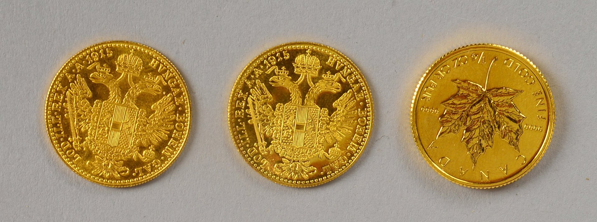 3 Goldmünzen: 2x Österr., '1 Dukat, 1915', 1x Kanada, '1/4 oz Maple Leaf - 10 Dollars'