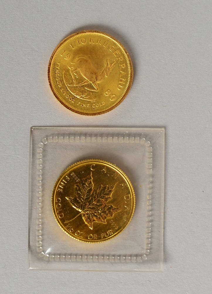 2 Goldmünzen: 1x 'Krügerrand, 1980', und 1x 'Maple Leaf, 1986', jeweils 1/10 oz
