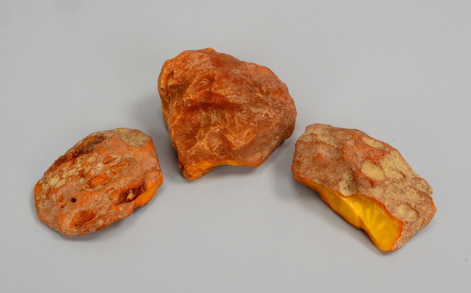 3 naturbelassene Rohbernsteine, Butterscotch/honigfarben-opaque; Gew. 810 g