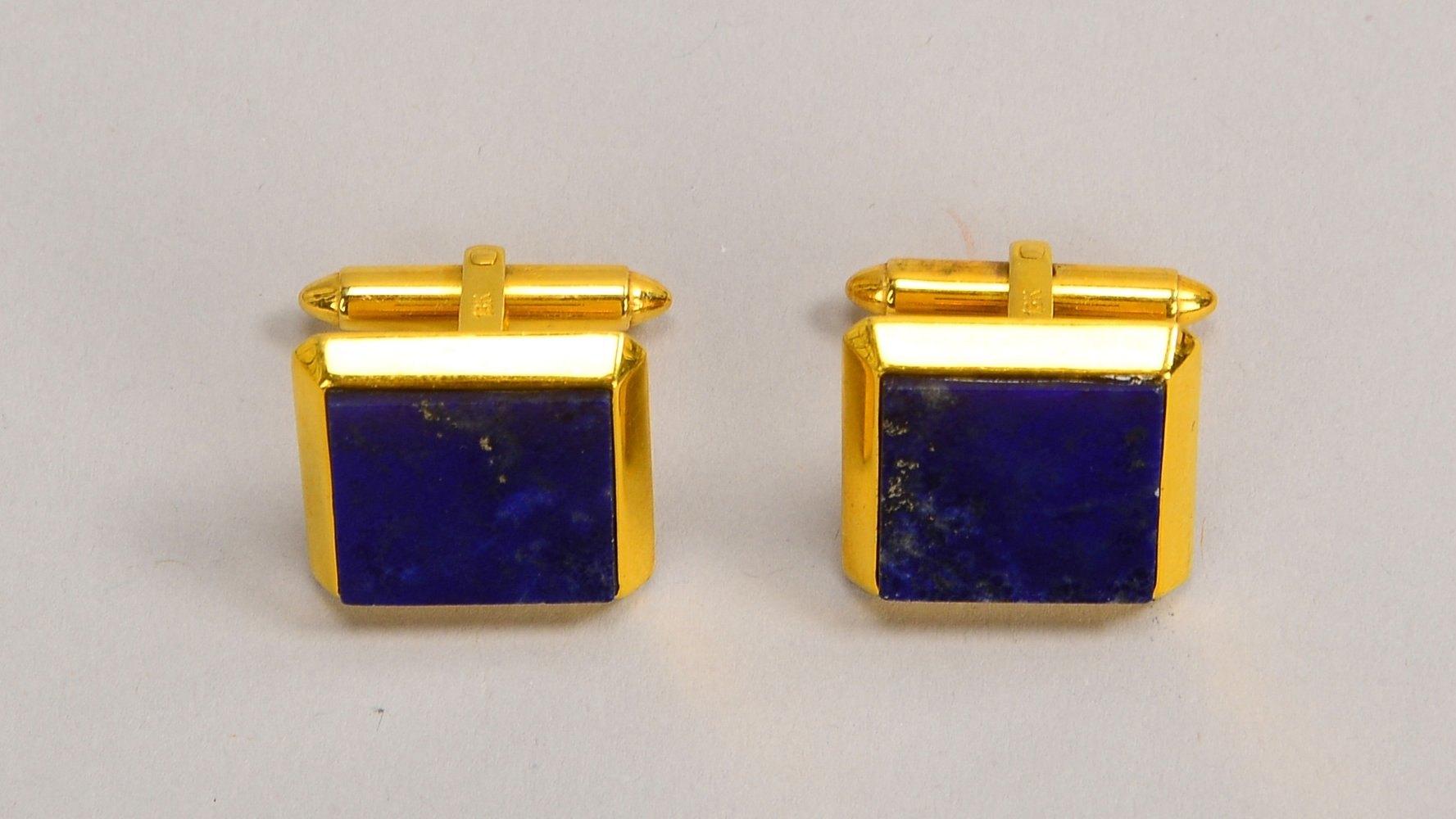Manschettenknöpfe, 750 GG (gest.), quadrat., mit Lapislazuli-Besatz; Gew. 16,80 g
