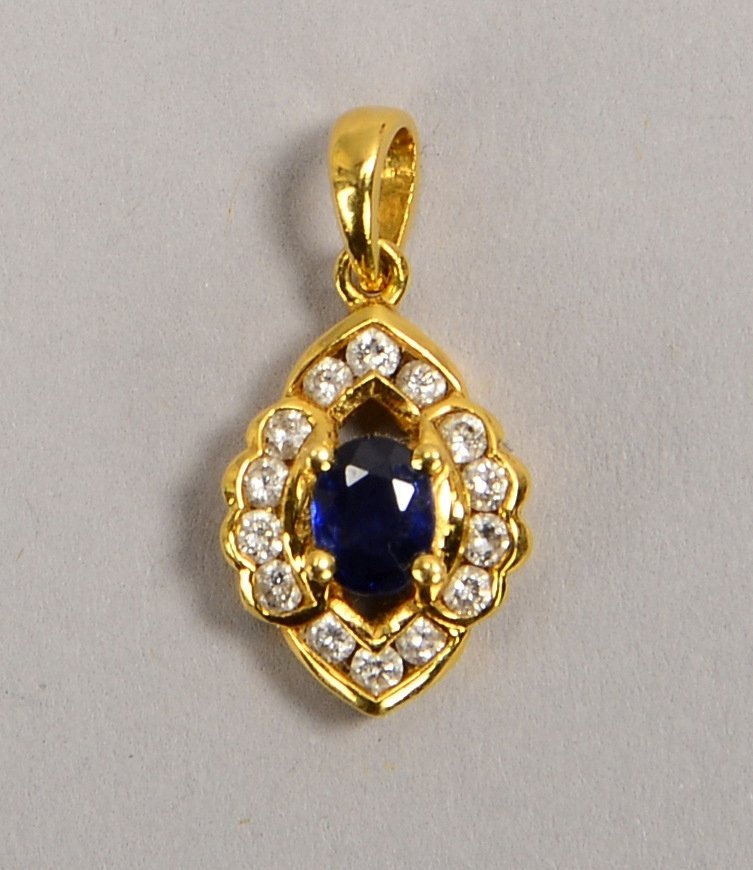 Anh., 750 GG (gest.), mit ovalem Saphir, Stein mit einer Entourage aus Diamanten; Gewicht 1,60 g