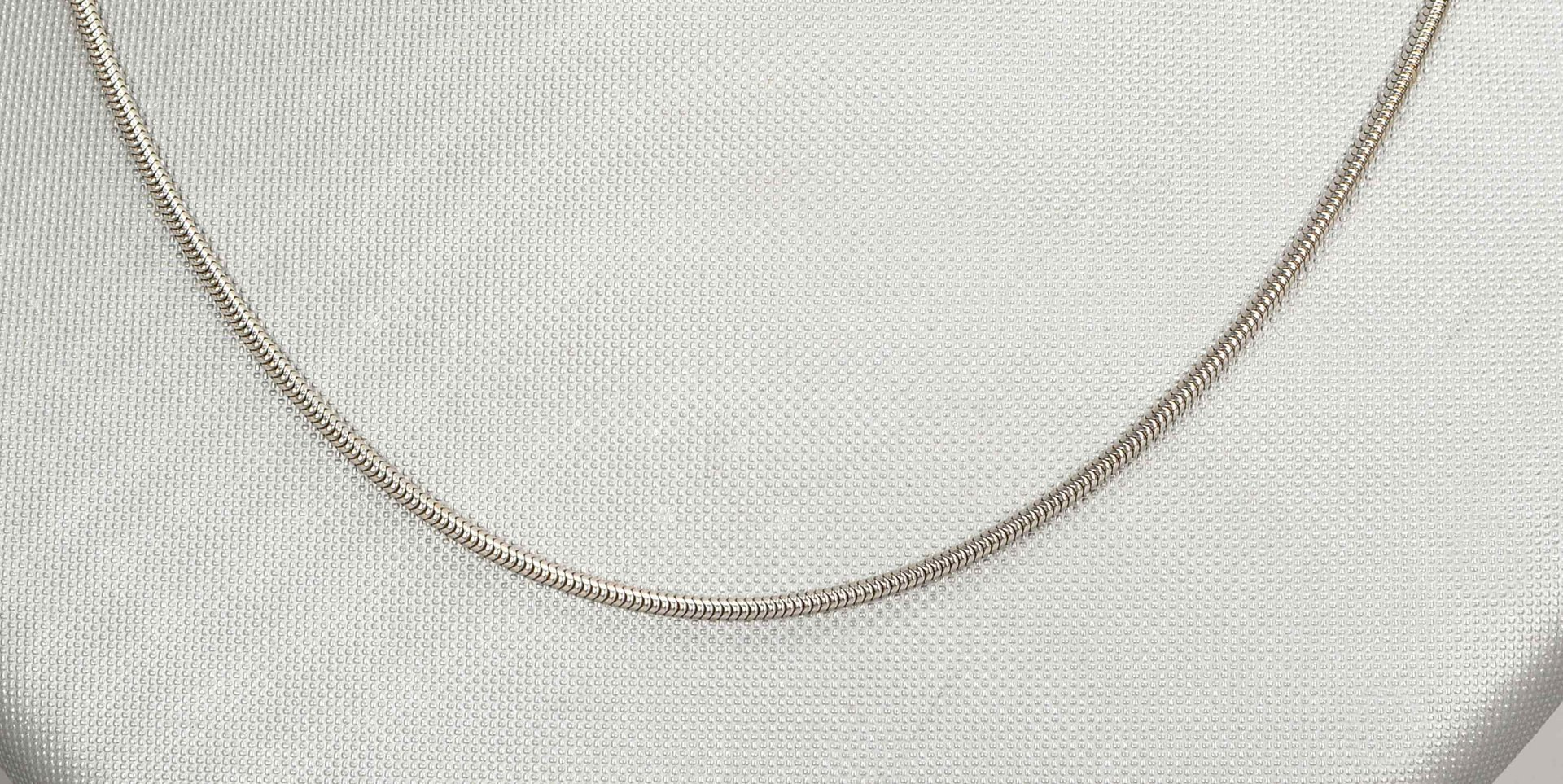 'Schlangenkette', 585 WG (gest.), mit Karabinerschließe; Länge 41 cm, Gew. 6,80 g