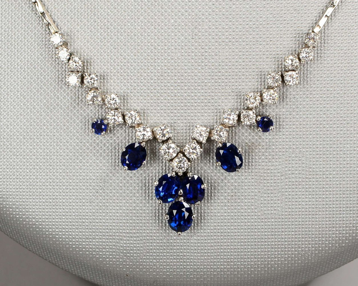 Collier, 750 WG (gest.), mit 7x Saphiren und 25x Brill./zus. ca. 1,20 ct, 'W-Si'; .Gew. 16,80 g