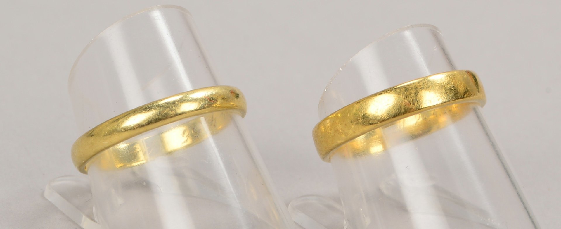 Paar Eheringe, 585 GG (gest.), innen mit Namensgravur/Dat.; RG 55 und RG 57, Gew. 5,10 g