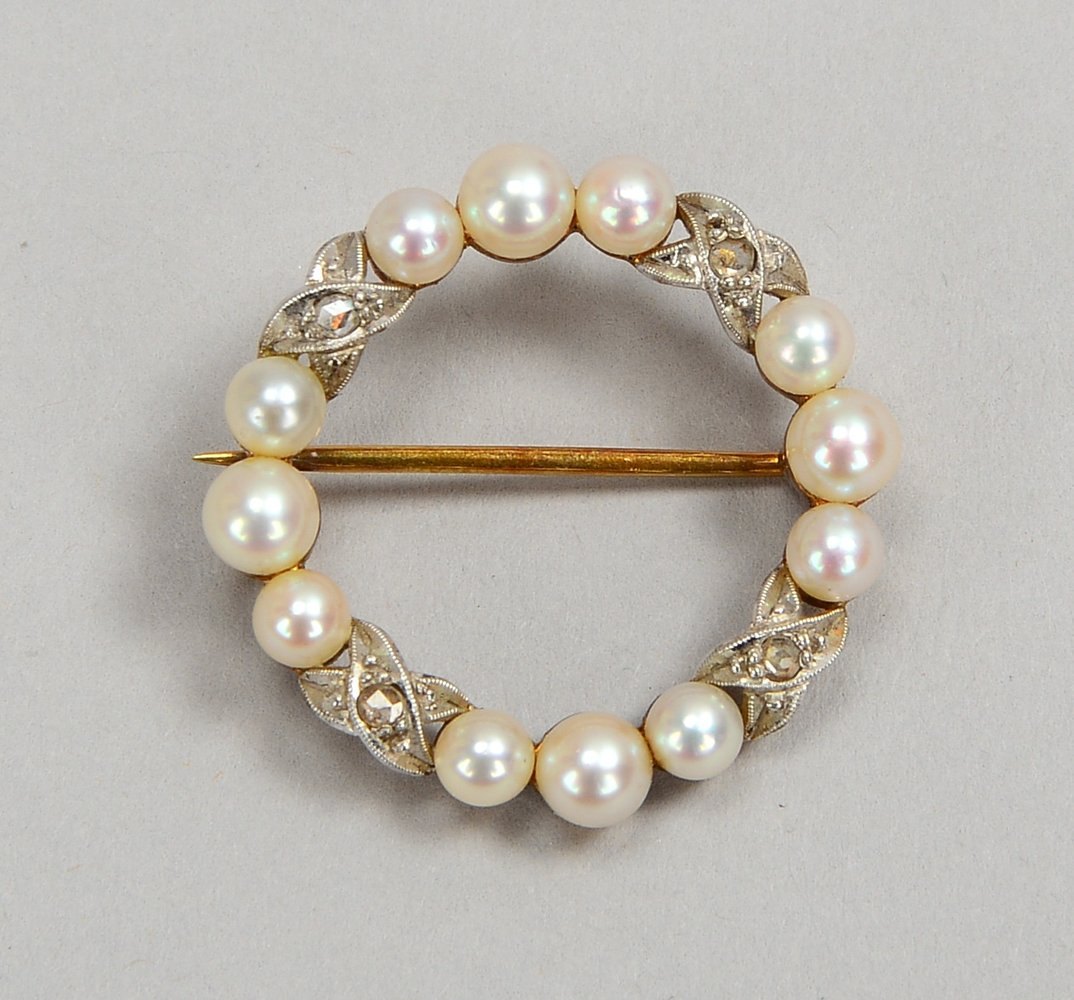 Brosche, 585 GG (gest.), runde Form, mit Perlen und Diamantrosen; Ø 2,5 cm, Gew. 4,80 g