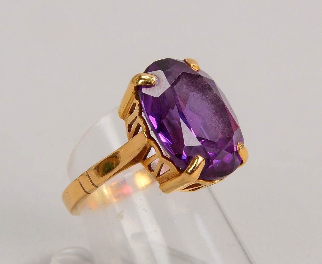 Ring, 750 GG (gepr.), mit ovalem Saphir, Farbe Violett; RG 50, Gew. 6,60 g