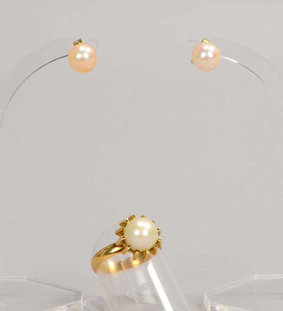 Schmuckset, 585 GG (gest./gepr.), mit Perlenbesatz: Ring, RG 54, und Paar Ohrstecker