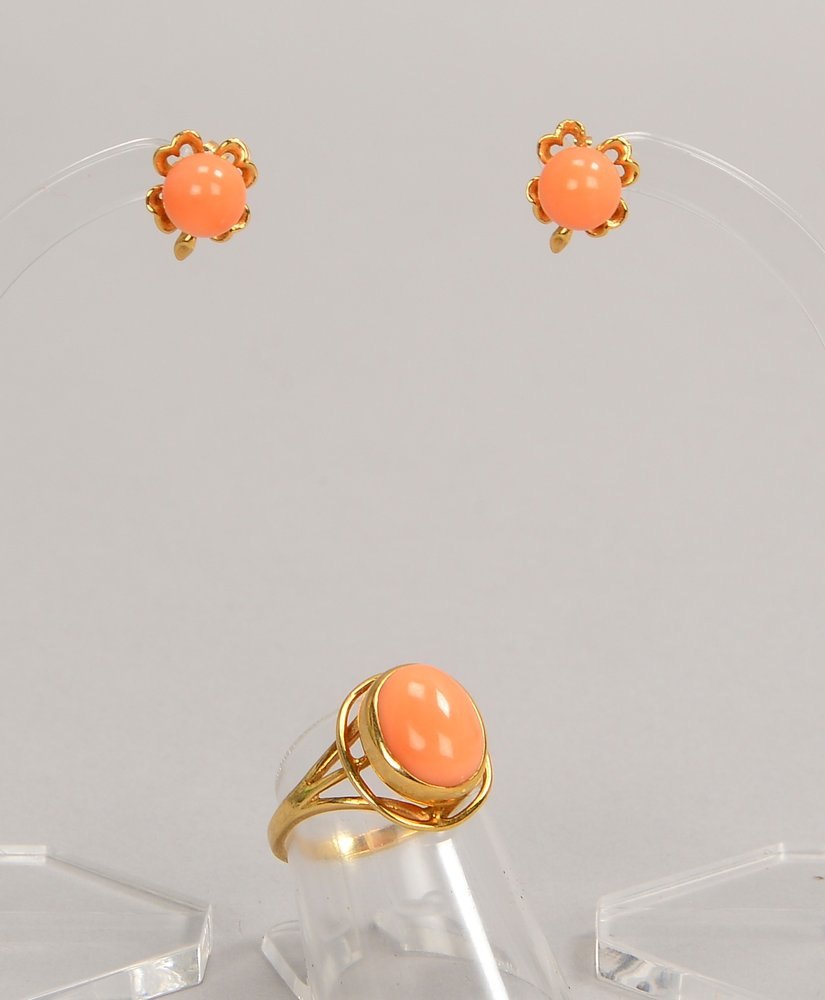 Schmuckset, 585 WG (gest.), mit Korallenbesatz: Ring, RG 54, und Paar Ohrstecker