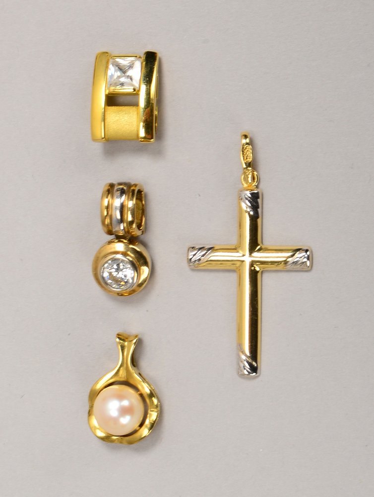 3 Anh., 333 GG/WG, mit Perle/Zirk.(?), Gew. 5,50 g; und 'Kreuz', 585 GG/WG, Gew. 1,04 g