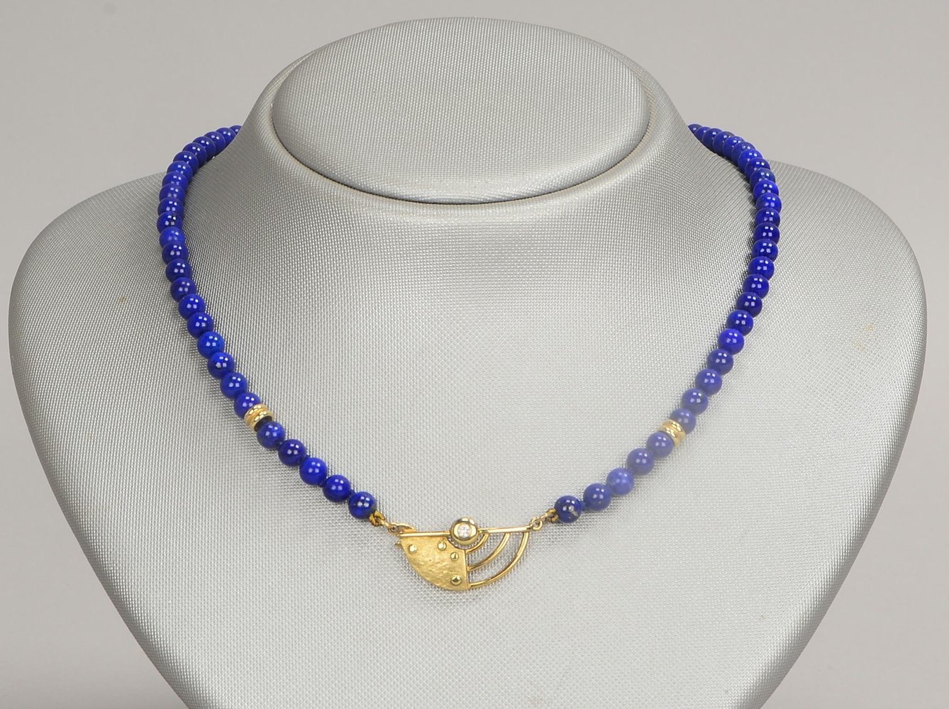 Halskette mit Lapislazuli-Perlen/Ø 5 mm, mit 375 GG-Schließe, Schließe mit kl. Diam.