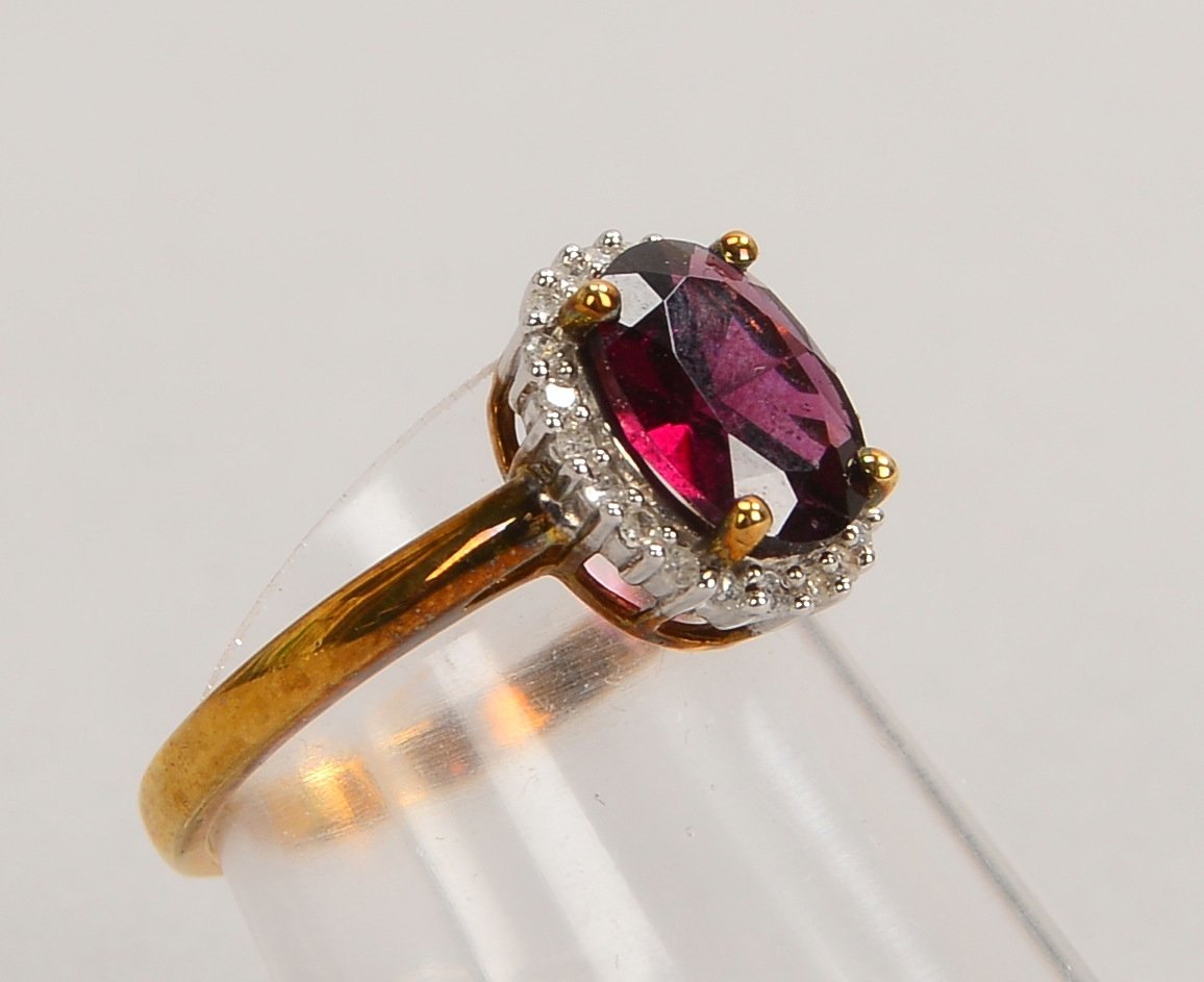 Ring, 333 GG/WG (gest.), viol. Turmalin(?), mit Diam.-Entourage; RG 53, Gew. 2,40 g