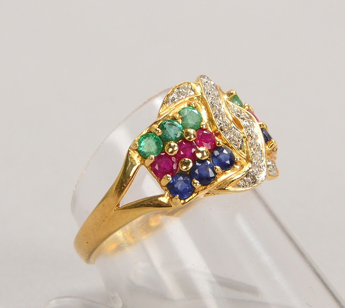 Ring, 585 GG (gest.), mit je 6-f. Besatz aus Diam., Smar., Saphiren und Rub.; Gew. 3,50 g