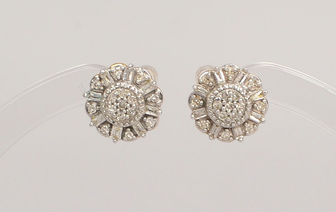 Paar Ohrst., 333 GG/WG (gest.), je 23x Diam./zus. ca. 0,25 ct; 'W', 'P1-P2'; Gew. 1,70 g
