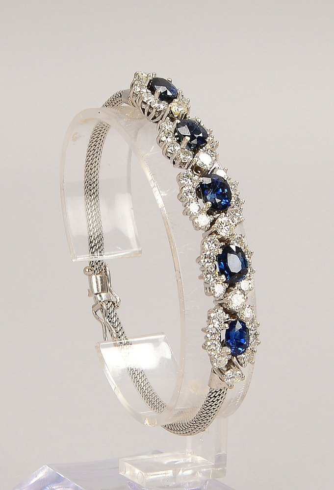 Armband, 585 WG (gepr.), mit 5x Saphiren/ca. 5,74 ct, und 46x Brill./ca. 3,77 ct
