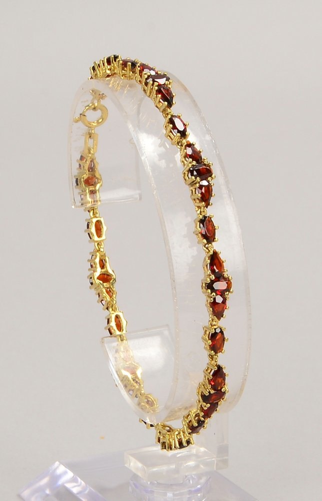 Armband, 333 GG (gest.), mit Granatbesatz, Federringschl.; Länge 18 cm, Gew. 7,50 g