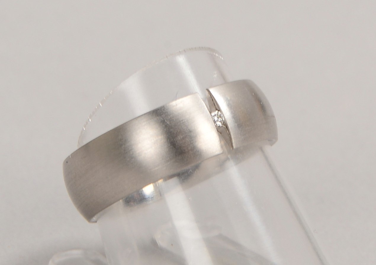 Ring, 585 WG (gest.), besetzt mit kl. Brill. von 0,01 ct, 'TW-Si'; RG 54, Gew. 6,60 g