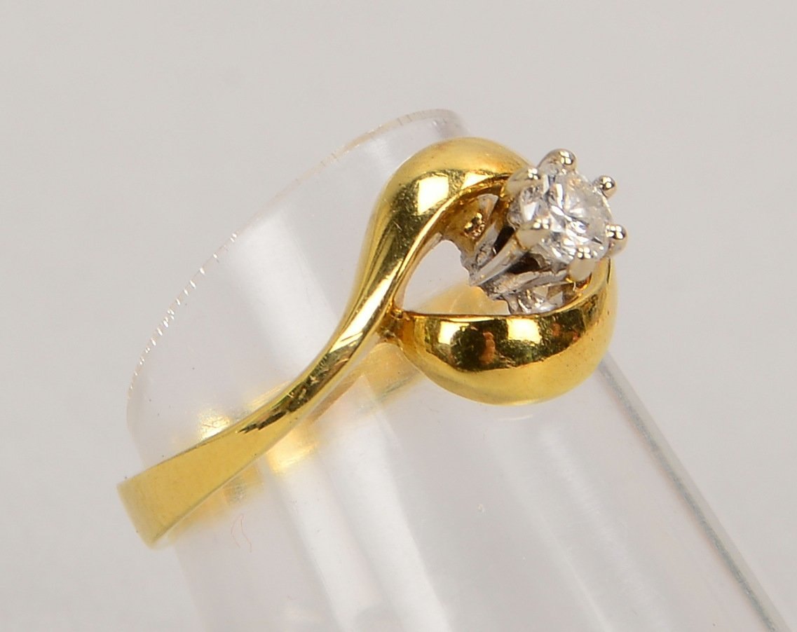 Ring, 585 GG (gest.), mit kl. Brill. von 0,18 ct; RG 51, Gew. 2,70 g