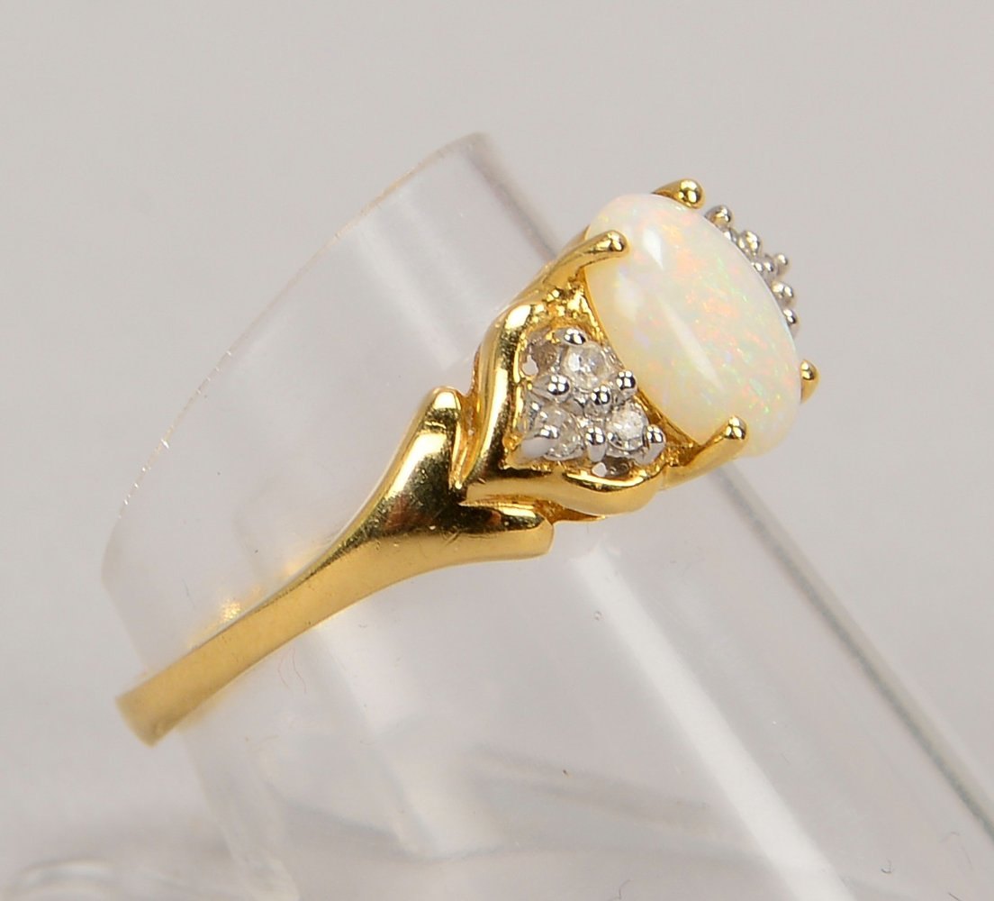 Ring, 585 GG (gest.), mit Opal-Cab. und 6x kl. Begleitdiam.; RG 55, Gew. 2,50 g
