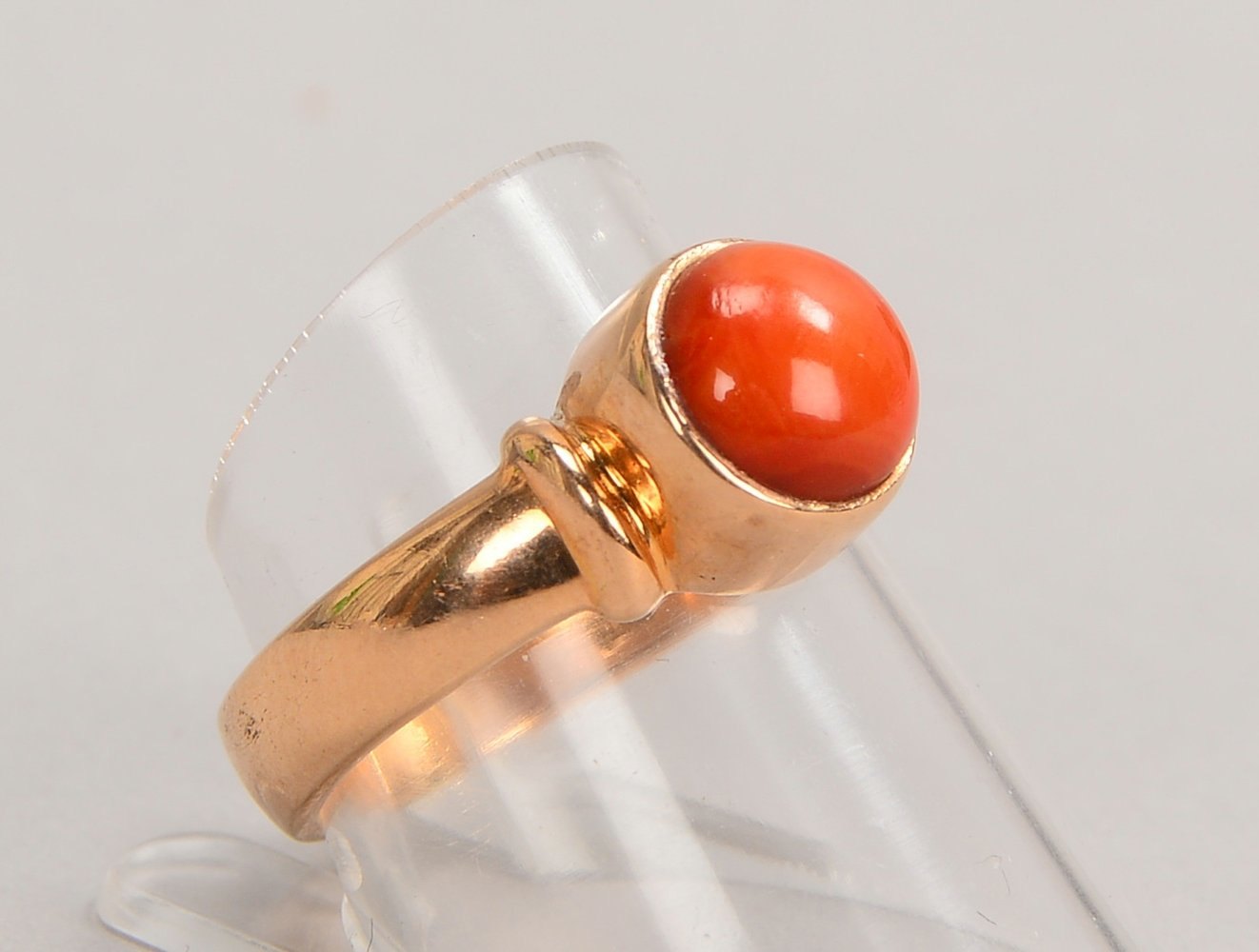 Ring, 333 RG (gest.), mit Korallen-Cabochon; RG 56, Gew. 4,80 g