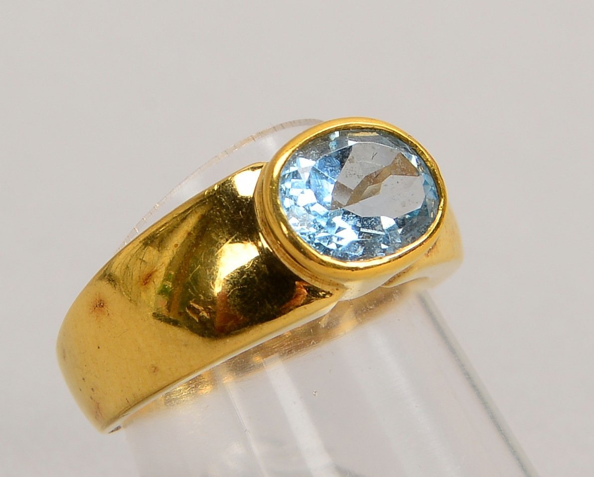 Ring, 333 GG (gest.), besetzt mit einzelnem Blautopas; RG 54, Gew. 4,30 g
