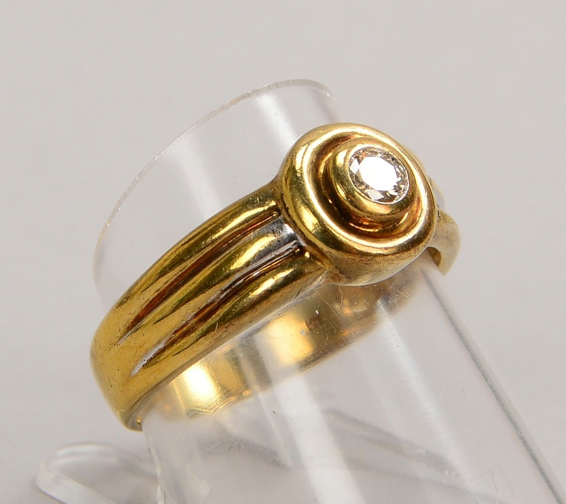 Ring, 333 GG/WG (gest.), besetzt mit kl. Diamanten; RG 56, Gew. 3,50 g