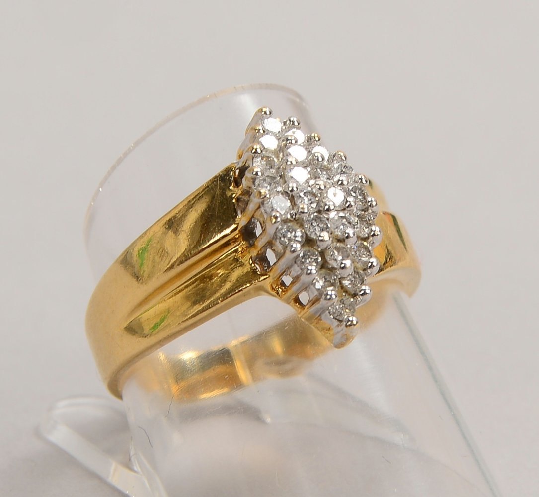Ring, 585 GG (gest.), besetzt mit 24x kl. Brill./ca. 0,28 ct; RG 59, Gew. 4,30 g