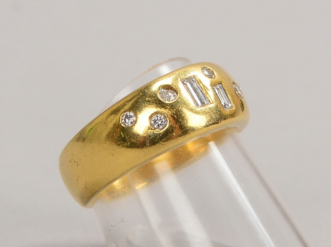 Ring, 585 GG (gest.), mit 8x Diam./zus. 0,28 ct, im Brill.-/Baguetteschliff; Gew. 8,90 g