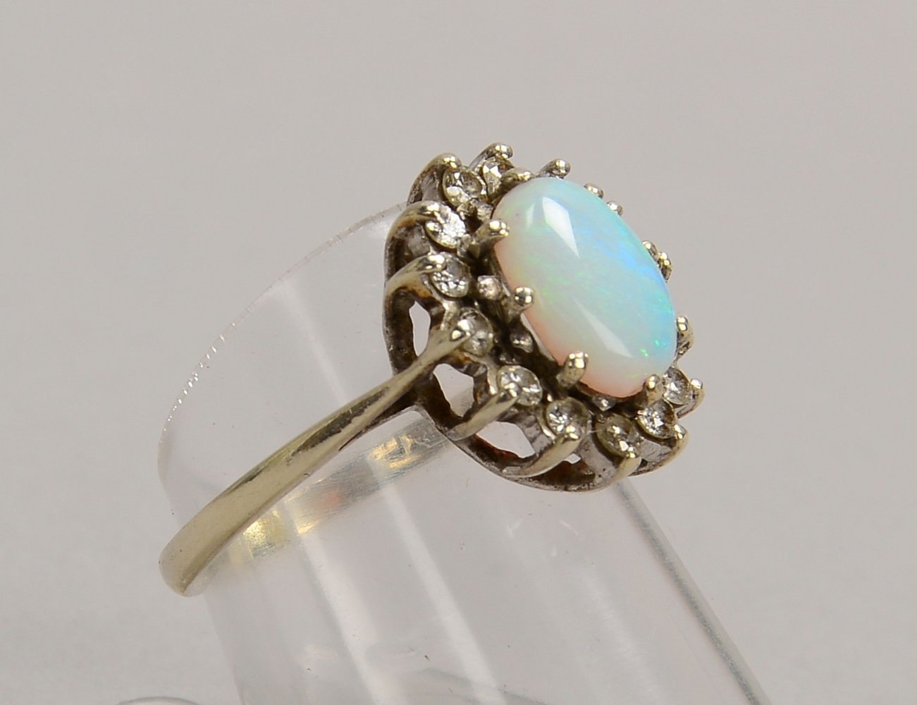 Ring, 585 WG (gest.), mit Opal-Cabochon, mit Diam.-Entourage; Gew. 2,90 g