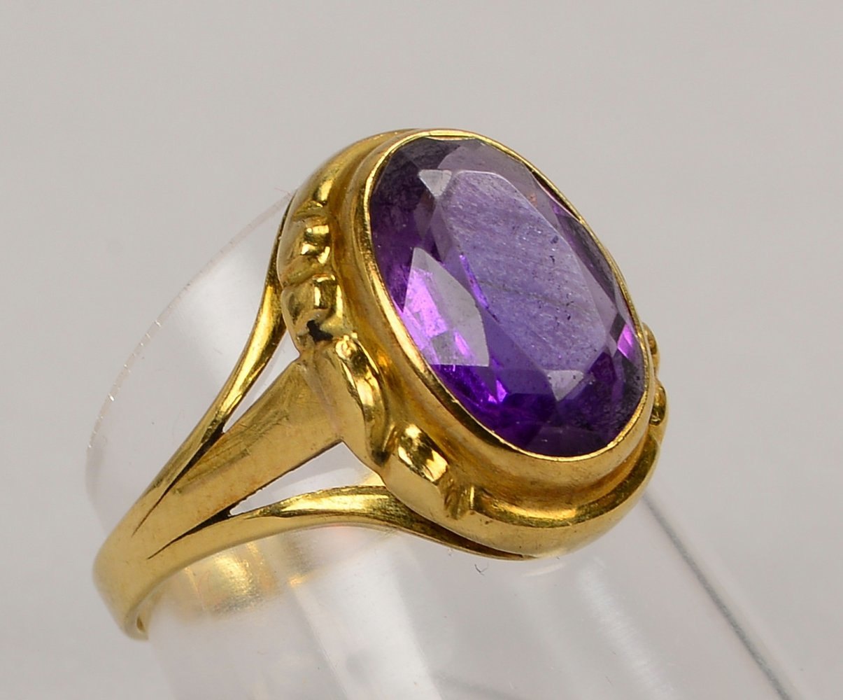 Ring, 333 GG (gest.), besetzt mit ovalem Amethyst; RG 54, Gew. 2,30 g