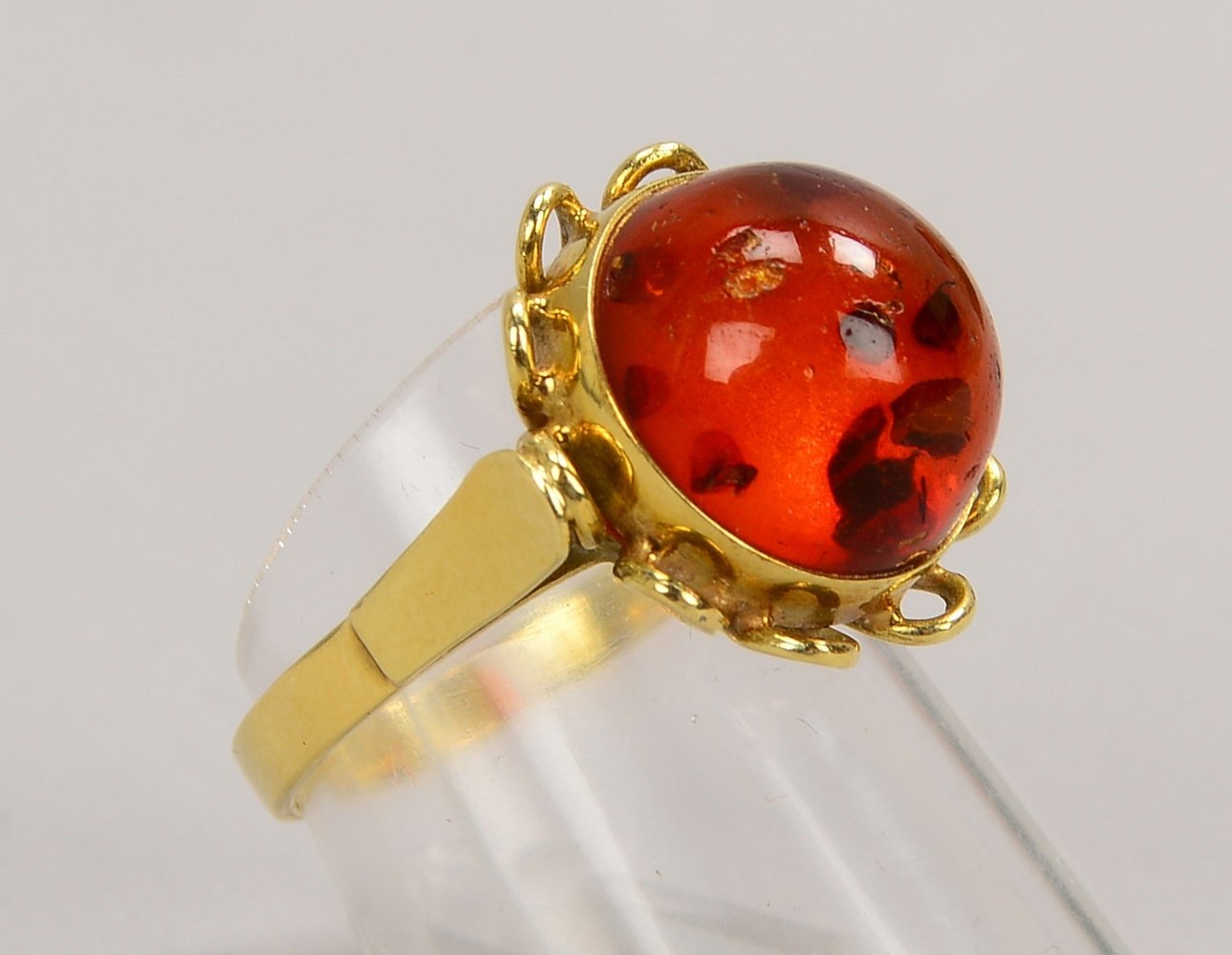 Ring, 585 GG (gest.), mit Bernstein-Cabochon; RG 53, Gew. 4 g
