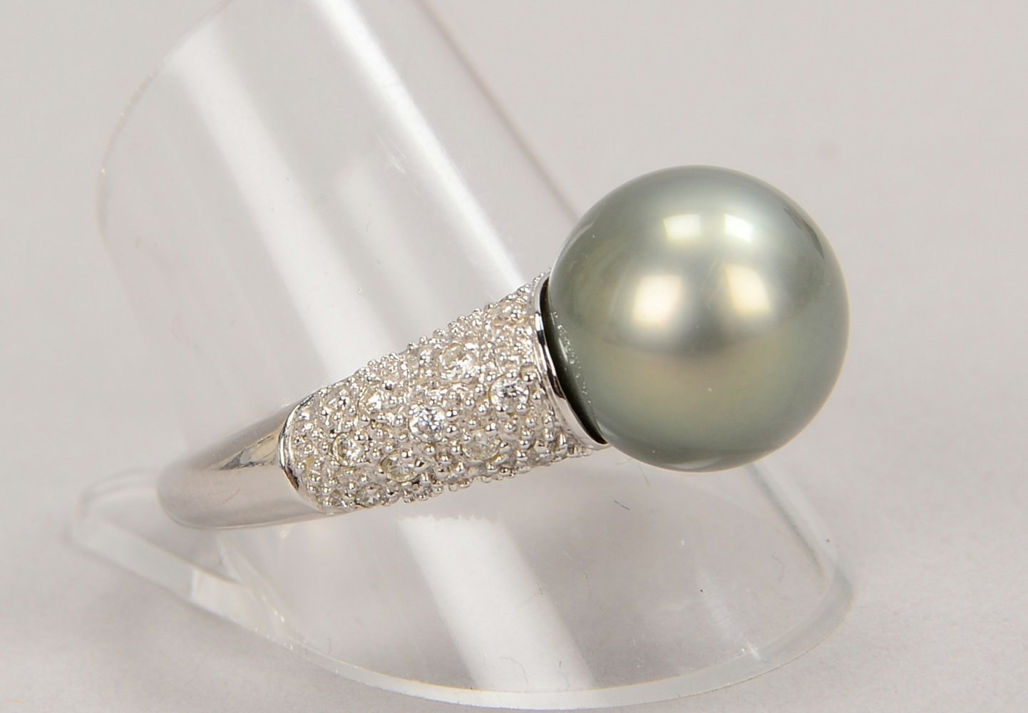 Ring, 585 WG (gest.), mit Tahitiperle und 28x Brill./ca. 0,28 ct; Gew. 6,66 g - mit Zert.