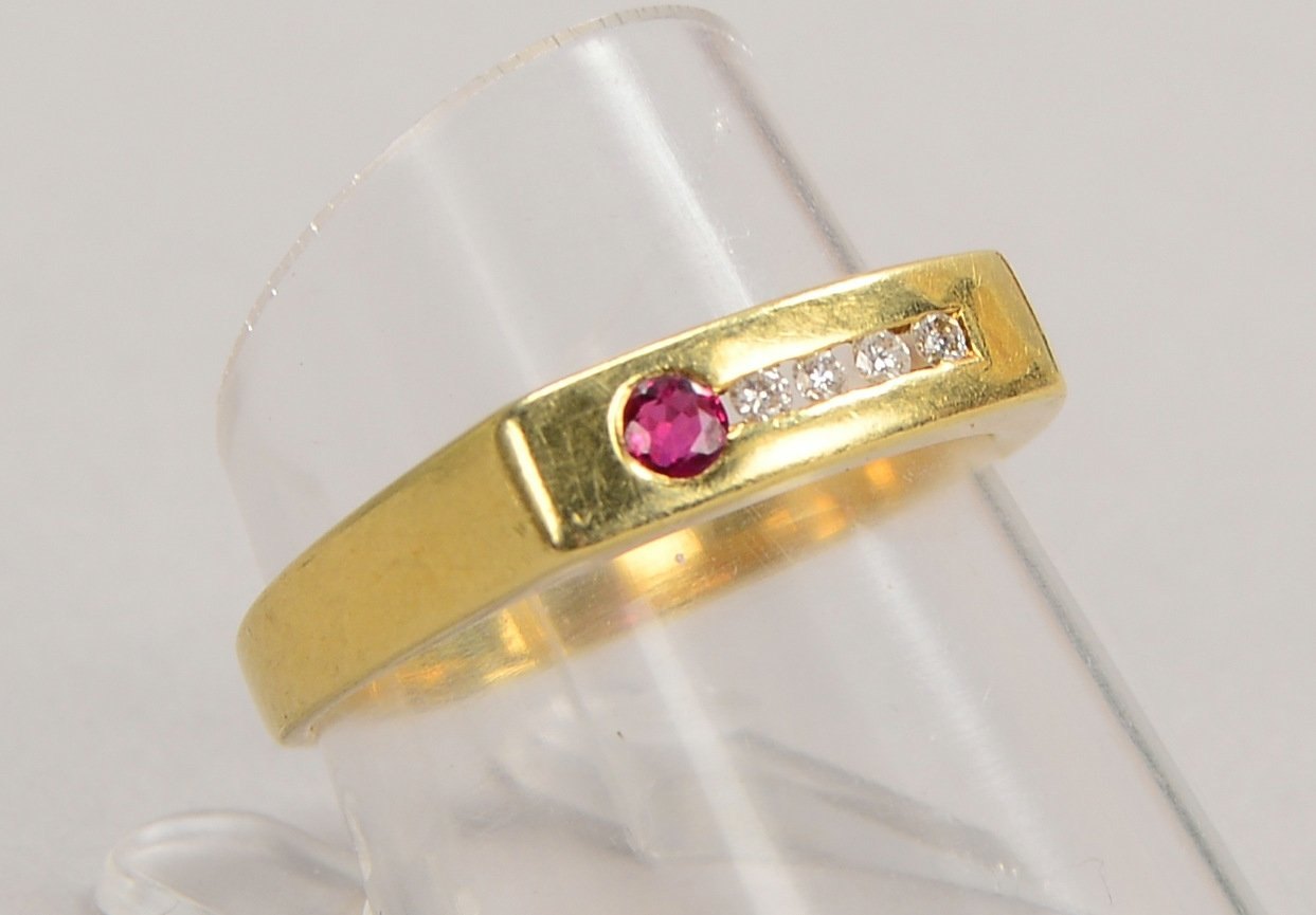 Ring, 585 GG (gest.), besetzt mit 4x kl. Brill. und. kl. Rubin; RG 57, Gew. 3,60 g