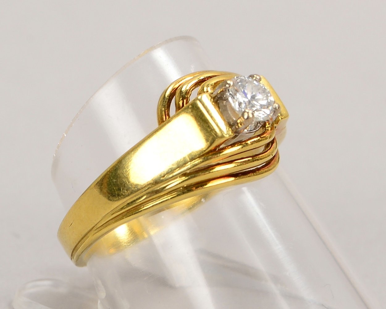 Ring, 585 GG (gest.), mit einzelnem Brill. von ca, 0,25 ct; RG 57, Gew. 4,40 g