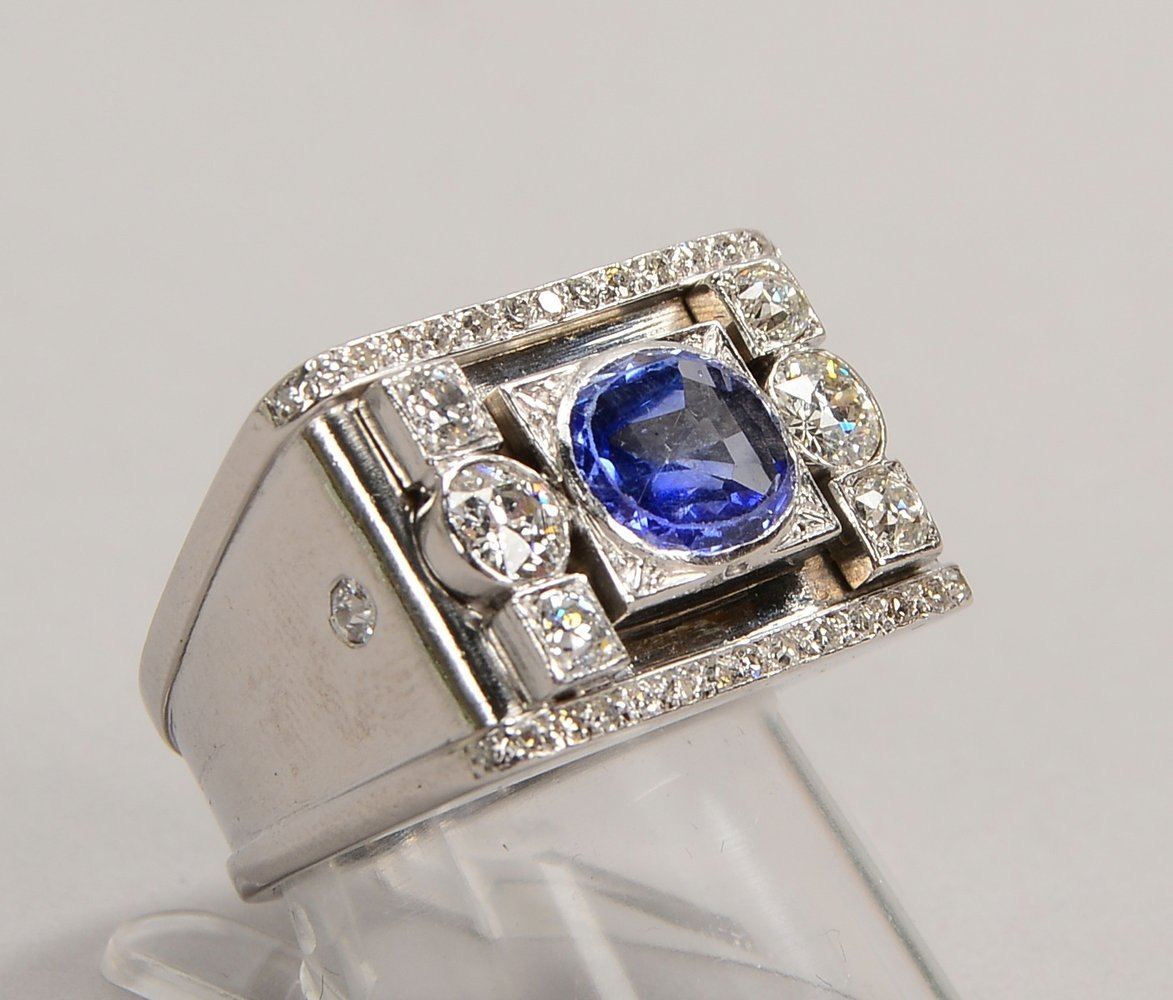 Ring, 750 WG (gepr.), mit Saphir von ca. 2,02 ct, 8x Diam. 'I-J', und 30x Diam. 'H-I', 'Vs-si'