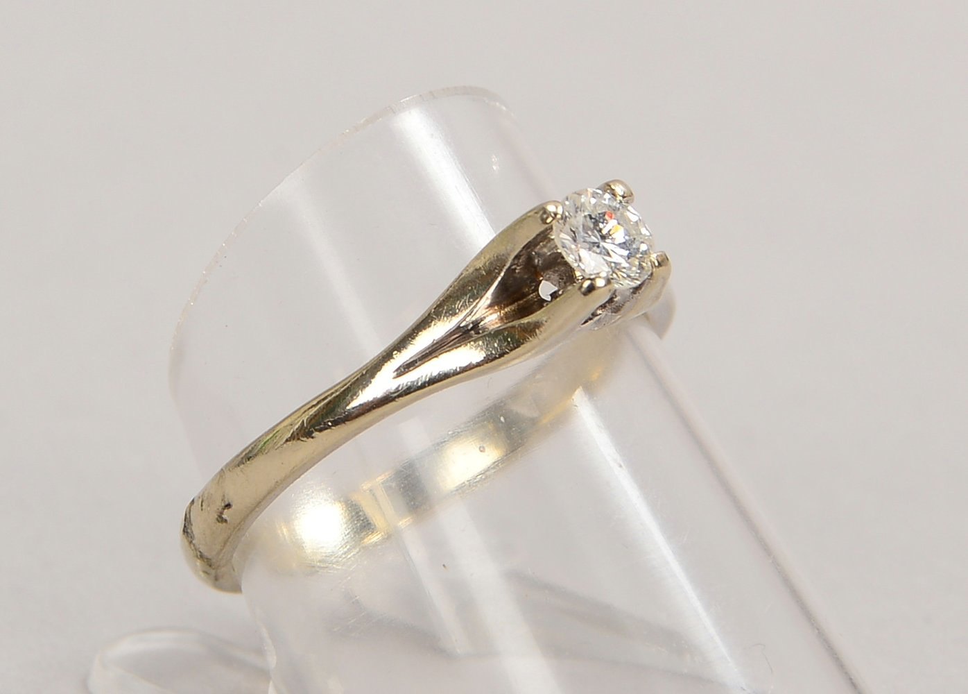 Ring, 585 WG (gest.), mit einzelnem Brill. von ca. 0,17 ct; RG 56, Gew. 3 g