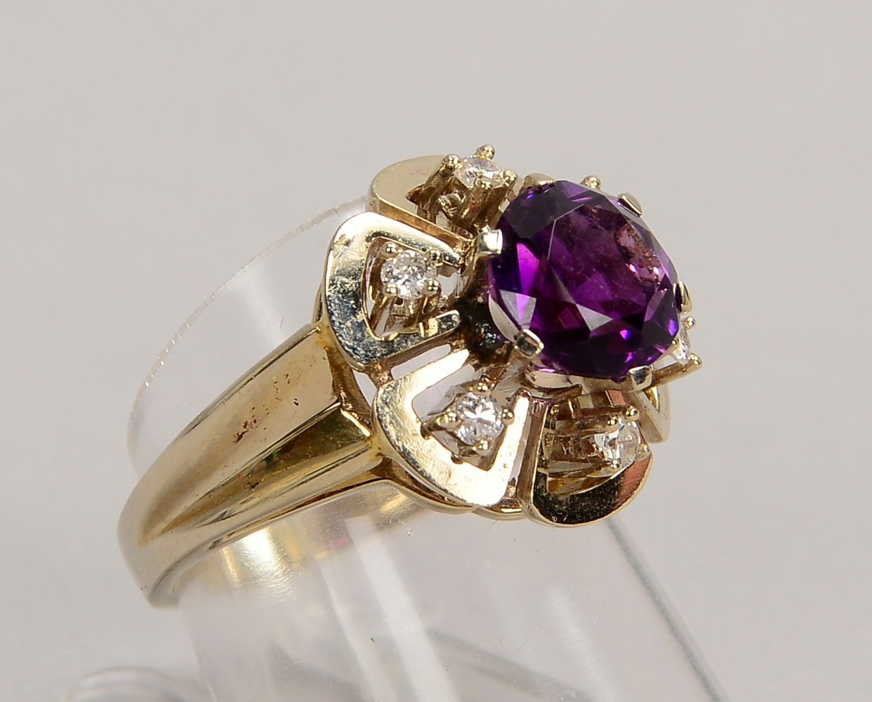 Ring, 585 WG (gest.), mit fac. Amethyst und 6x kl. Begleitdiam.; RG 55, Gew. 7,10 g