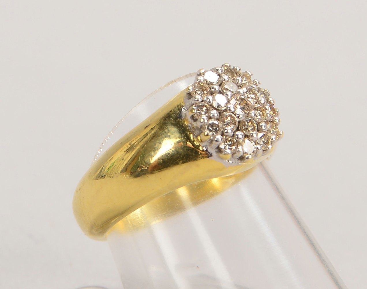 Ring, 585 GG (gest.), besetzt mit 19x kl Brill/ca. 0,38 ct; RG 51, Gew. 7,40 g