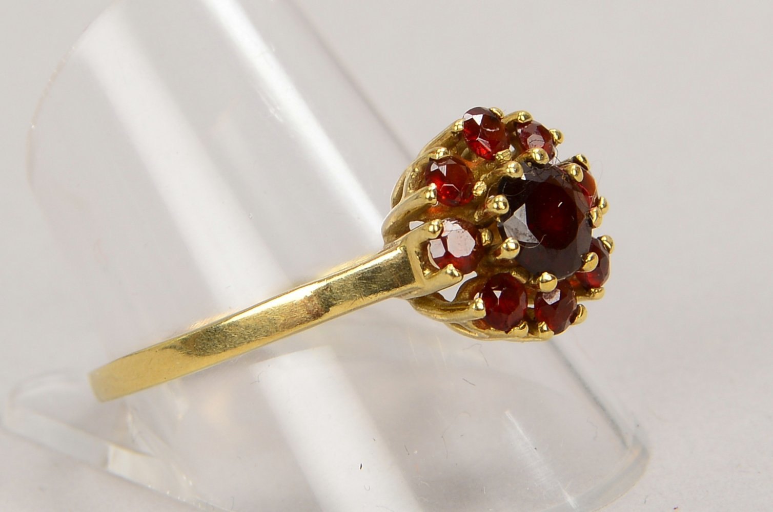 Ring, 333 GG (gest.), mit 3-fachem Granatbesatz; RG 56, Gew. 1,80 g
