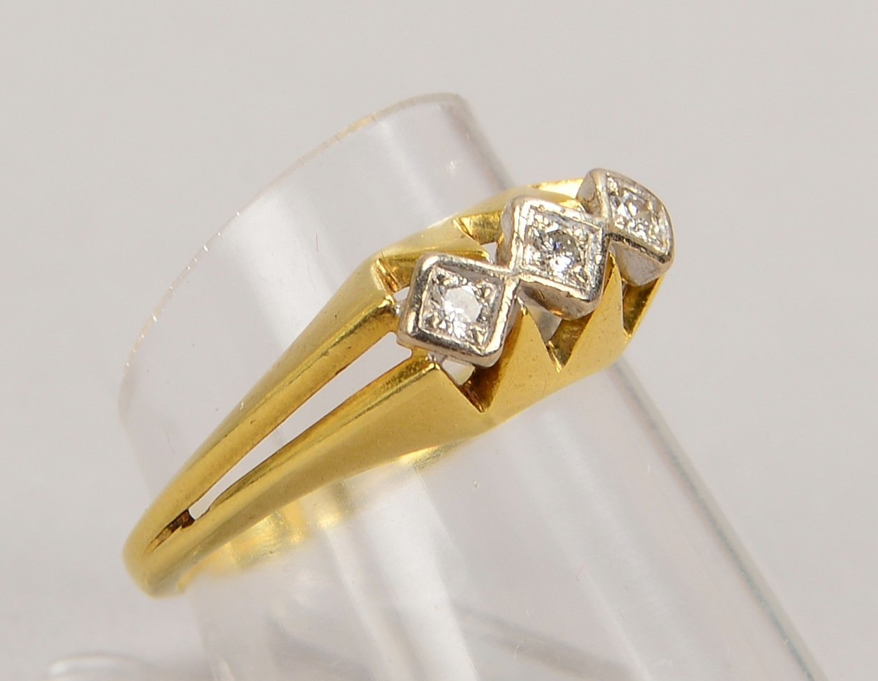 Ring, 585 GG (gest.), mit 3x kleinen Brill./ca. 0,12 ct; RG 55, Gew. 3,80 g