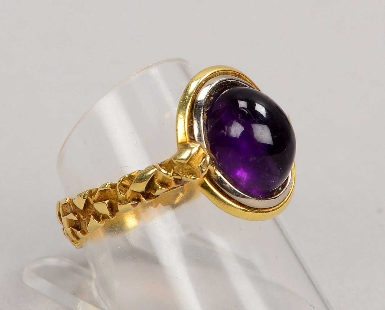 Ring, 585 GG/WG (gest.), mit einzelnem Amethyst-Cabochon; RG 59, Gew. 7,80 g